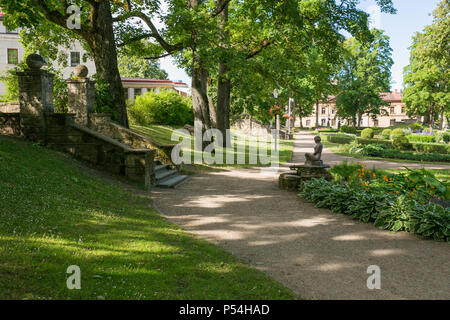 Stadt Cesis, Lettland. Die Altstadt und den Park. Grünen und sonnigen Tag. 2018 Stockfoto