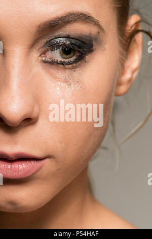 Traurig weinenden Mädchen schaut mit Verschmiertem Make-up Nahaufnahme Stockfoto