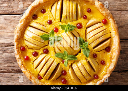 Öffnen Sie Apple Pie mit Preiselbeeren und Vanillepudding mit Minze in der Nähe eingerichtet - auf den Tisch. horizontal oben Ansicht von oben Stockfoto