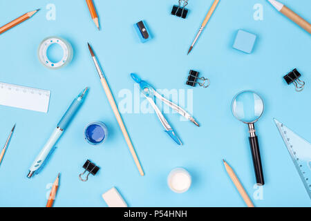 Muster aus Schule stationäre auf blauem Hintergrund. Ansicht von oben, flach. Stockfoto