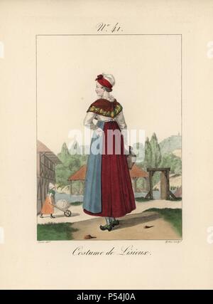 Frau in Tracht von Lisieux. Sie trägt ein Baumwolle Haube mit einer Schleife verziert. Im Hintergrund, Wäscheservice Frauen waschen Wäsche in den Fluss. Handcolorierte mode Platte Illustration von LANTE von Gatine von louis-marie's Lante' Kostüme des Gravierten femmes du Pays de Caux", 1827/1885. Mit ihren hohen Elsässischen spitze Hüte, die Frauen von Caux und der Normandie waren berühmt für die Eleganz und Stil. Stockfoto