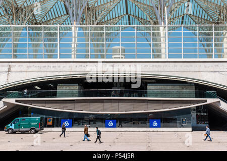 Lissabon, Portugal - 19. Mai 2017: Leute, die sich vor dem Bahnhof Oriente - moderne Architektur in Lissabon, eine Eisenbahn Hub mit lokalen Verkehrsverbindungen. Stockfoto