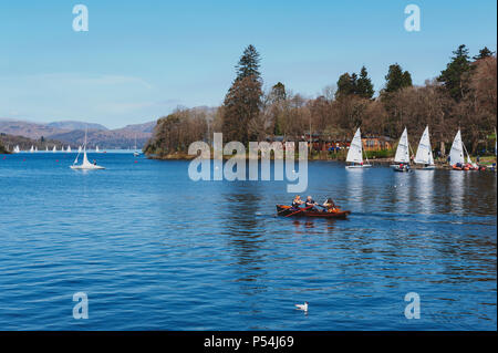 South Lakeland, UK - April 2018: Touristen Ruderboot am malerischen Lake Windermere im Lake District National Park, North West England, Großbritannien Stockfoto