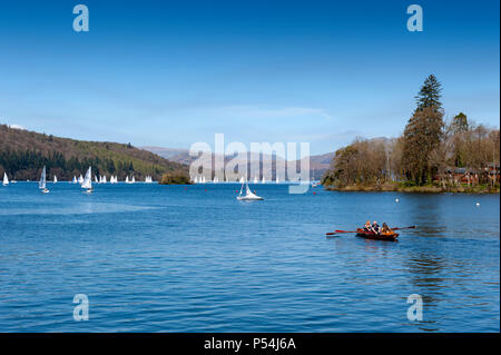 South Lakeland, UK - April 2018: Touristen Ruderboot am malerischen Lake Windermere im Lake District National Park, North West England, Großbritannien Stockfoto