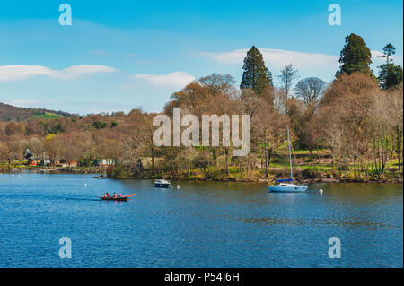 South Lakeland, UK - April 2018: Touristen Ruderboot am malerischen Lake Windermere im Lake District National Park, North West England, Großbritannien Stockfoto