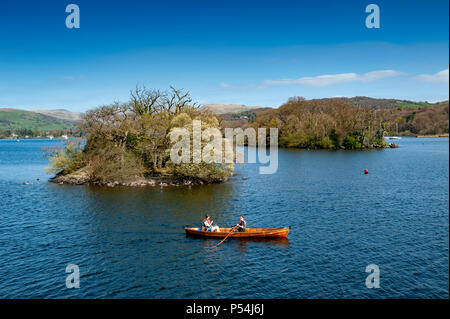 South Lakeland, UK - April 2018: Touristen Ruderboot am malerischen Lake Windermere im Lake District National Park, North West England, Großbritannien Stockfoto