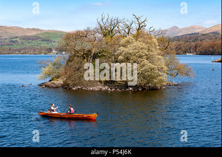 South Lakeland, UK - April 2018: Touristen Ruderboot am malerischen Lake Windermere im Lake District National Park, North West England, Großbritannien Stockfoto