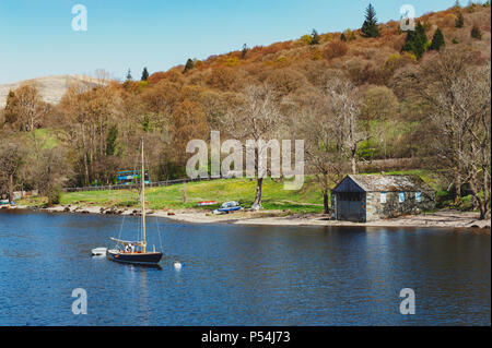 South Lakeland, UK - April 2018: Segelboot Verankerung am Lake Windermere im Lake District National Park, North West England, Großbritannien Stockfoto