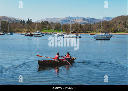 South Lakeland, UK - April 2018: Touristen Ruderboot am malerischen Lake Windermere im Lake District National Park, North West England, Großbritannien Stockfoto