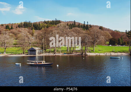 South Lakeland, UK - April 2018: Segelboot Verankerung am Lake Windermere im Lake District National Park, North West England, Großbritannien Stockfoto