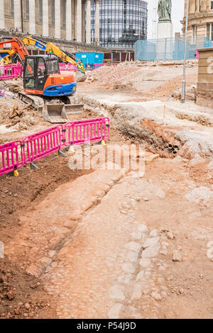 Eine vermutete Römischen oder die Sächsische Straße hat unter den Victoria Square im Zentrum von Birmingham entdeckt worden, während die Bagger für den neuen U-Bahn-Linie, England. Stockfoto