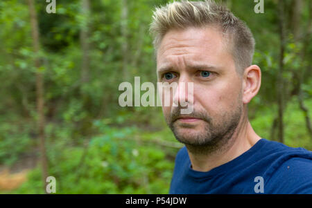 Nach kaukasischer Mann suchen besorgt oder beunruhigt Stockfoto