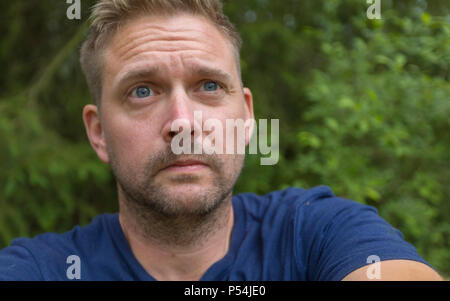 Nach kaukasischer Mann mit der Suche und oder in der Verzweiflung Stockfoto