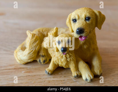 Golden Retriever Figurine von Erwachsenen Hündin und Welpen Stockfoto