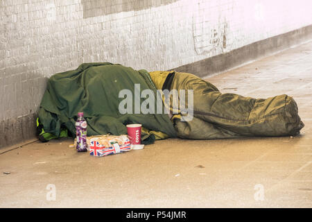 Obdachlosigkeit in einer U-Bahn in Birmingham, England, Großbritannien Stockfoto