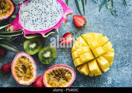 Mango, pitaya, Kiwi, Erdbeere und Passionsfrucht. Tropische Früchte auf konkreten Hintergrund Stockfoto
