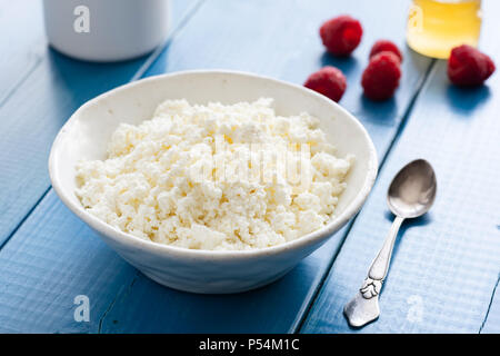 Frischem Quark oder Ricotta oder Tvorog oder Quark in eine Schüssel geben. Selektiver Fokus Stockfoto