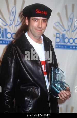 SANTA MONICA, CA - 3. Dezember: Musiker Mick Jones von Big Audio Dynamite besucht die zweite jährliche Billboard Music Awards am 3. Dezember 1991 an der Barker Hangar, Santa Monica Air Center in Santa Monica, Kalifornien. Foto von Barry King/Alamy Stock Foto Stockfoto