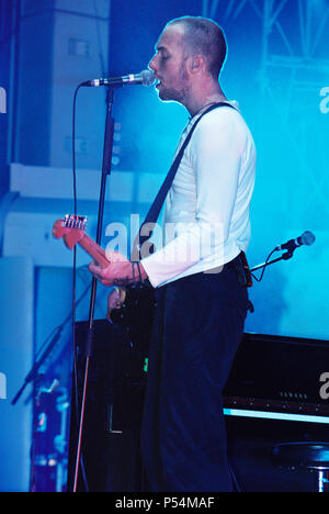 Chris Martin Sänger in Coldplay durchführen am 31. Mai 2003 Hollywood Bowl, Hollywood, Los Angeles, Kalifornien, Vereinigte Staaten von Amerika. Stockfoto