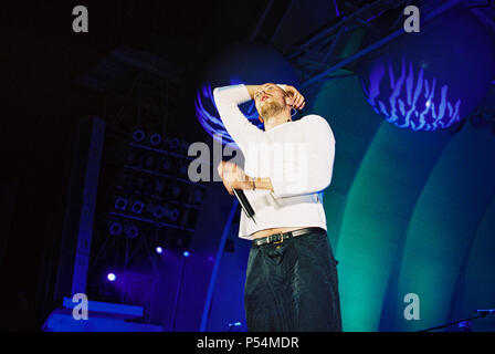 Chris Martin Sänger in Coldplay durchführen am 31. Mai 2003 Hollywood Bowl, Hollywood, Los Angeles, Kalifornien, Vereinigte Staaten von Amerika. Stockfoto