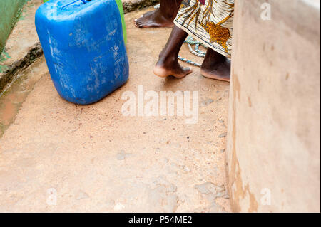 Mali, Afrika - ca. August 2009 - Kinder Probleme mit Wasser für die Tag für Tag in einem Dorf in der Nähe von Bamako Stockfoto