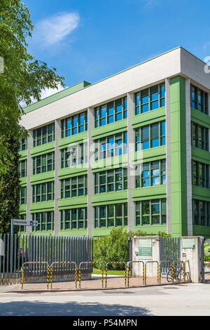 Krankenhaus von Arco - Trient - Trentino Alto Adige - Italien: Ein modernes Gebäude, umgeben von Bäumen. Die Außenseite des modernen Krankenhaus. Stockfoto