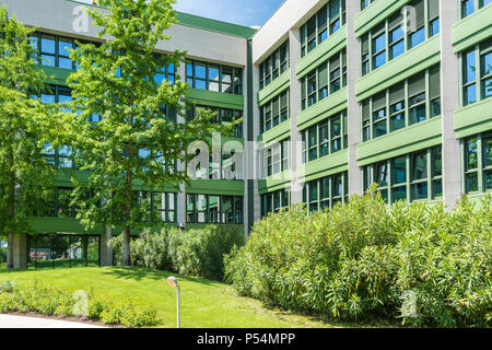 Krankenhaus von Arco - Trient - Trentino Alto Adige - Italien: Ein modernes Gebäude, umgeben von Bäumen. Die Außenseite des modernen Krankenhaus. Stockfoto