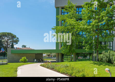 Krankenhaus von Arco - Trient - Trentino Alto Adige - Italien: Ein modernes Gebäude, umgeben von Bäumen. Die Außenseite des modernen Krankenhaus. Stockfoto