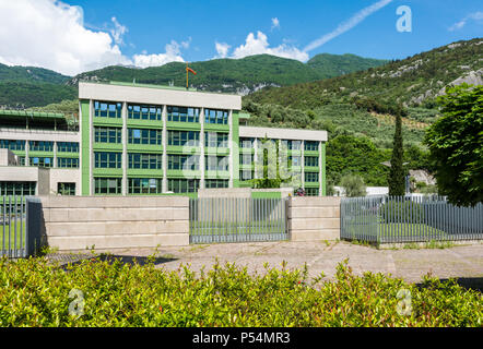 Krankenhaus von Arco - Trient - Trentino Alto Adige - Italien: Ein modernes Gebäude, umgeben von Bäumen. Die Außenseite des modernen Krankenhaus. Stockfoto