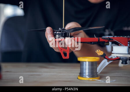 Foto von Mann mit Schraubendreher Reinigung quadrocopter Stockfoto