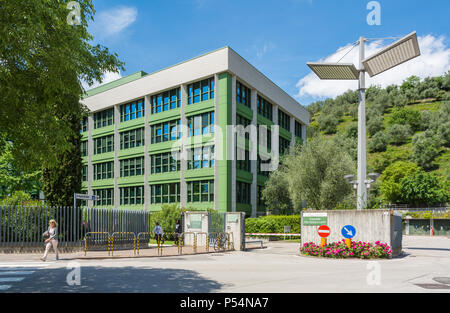 Krankenhaus von Arco - Trient - Trentino Alto Adige - Italien: Ein modernes Gebäude, umgeben von Bäumen. Die Außenseite des modernen Krankenhaus. Stockfoto