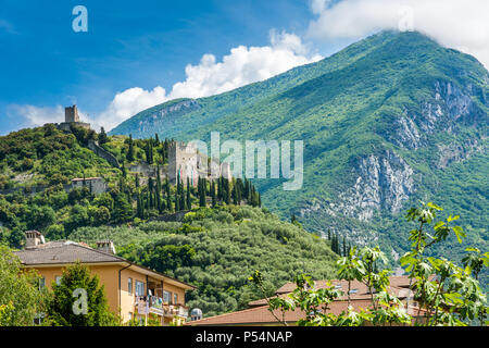 Arco Burg (Castello di Arco) ist eine Burgruine auf einem markanten hoch über Arco und die Sarca Tal im Trentino Alto Adige, Italien Sporn entfernt Stockfoto