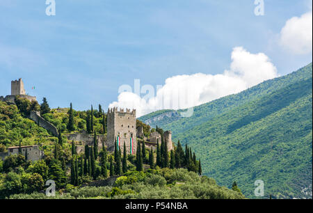 Arco Burg (Castello di Arco) ist eine Burgruine auf einem markanten hoch über Arco und die Sarca Tal im Trentino Alto Adige, Italien Sporn entfernt Stockfoto