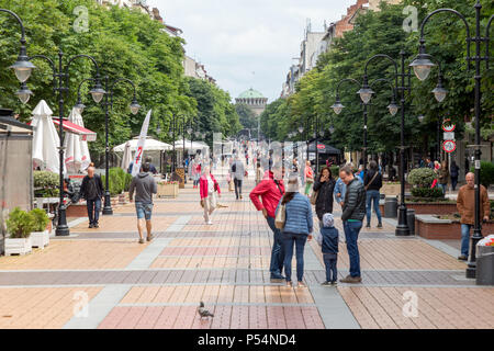 SOFIA, Bulgarien - 23. Juni: Menschen zu Fuß durch die Fußgängerzone Vitosha in Sofia, Bulgarien am 23. Juni 2018. Stockfoto