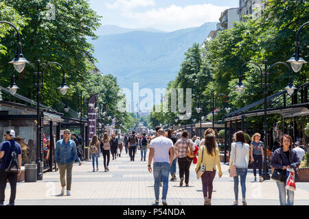 SOFIA, Bulgarien - 23. Juni: Leute genießen das sonnige Wetter zu Fuß durch die Fußgängerzone Vitosha in Sofia, Bulgarien am 23. Juni 2018. Stockfoto