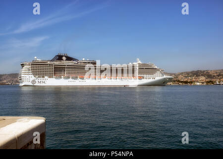 MARSEILLE, FRANKREICH - 18. MAI 2018: Das Kreuzschiff MSC Divina nähert sich dem Kreuzfahrthafen von Marseille Stockfoto