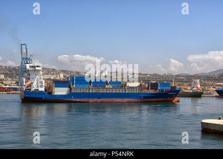 MARSEILLE, FRANKREICH - 18. MAI 2018: Containerschiff im Hafen von Marseille mit der Stadt im Hintergrund Stockfoto