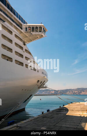 MARSEILLE, FRANKREICH - 18. MAI 2018: Der Bug des Kreuzfahrtschiffs MSC Divina ist im Kreuzfahrthafen festgebunden Stockfoto