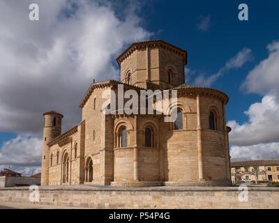 ARTE ROMANICO. ESPAÑA. SAN MARTIN DE FROMISTA. Iglesia románica construida hacia El 1,066. Es el único que Resta elemento del Monasterio Benedictino que mandó construir la Reina Doña Bürgermeister, viuda de Sancho el Mayor de Navarra. Edificio de Planta Basilika Gebäude. FROMISTA. Estado de Palencia. Castilla-León. Stockfoto