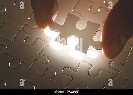Fehlende Jigsaw Puzzlestück mit leichten Glanz Stockfoto