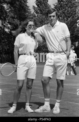 Vor Wimbledon im Hurlingham Club. Unisex Mode von Fred Perry. 21. Juni 1970. Stockfoto