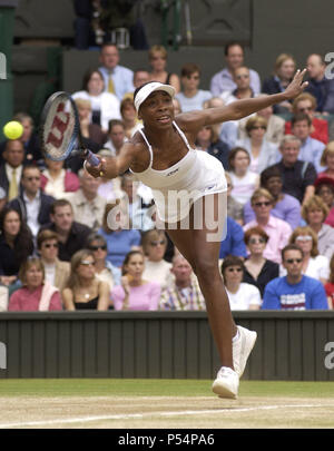 Wimbledon Tennis Meisterschaft Juli 2002 FRAUEN, DIE WIMBLEDON VENUS GEGEN SERENA WILLIAMS VENUS WILLIAMS Aktion Stockfoto