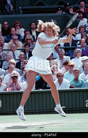 Steffi Graf dargestellt in Aktion in der Wimbledon Damen Singles Finale am 2. Juli 1988. Steffi Graf beats aktuelle 6-mal Titelverteidiger Martina Navratilova, die Wimbledon Damen Singles Finale am 2. Juli 1988 zu gewinnen. Nach Graf nahm eine 5-3 Führung im ersten Satz, Navratilova sechs gerade Spiele, so dass Ihr den ersten Satz zu gewinnen und eine Leitung 2-0 in den zweiten Satz nehmen gewonnen. Graf kam dann zurück gewinnt 12 der nächsten 13 Spiele und das Match. Steffi Graf das erste von 7 Wimbledon singles Titel gewinnt. 1988, 1989, 1991, 1992, 1993, 1995, 1996 Aufnahme der 2. Juli 1988 Stockfoto