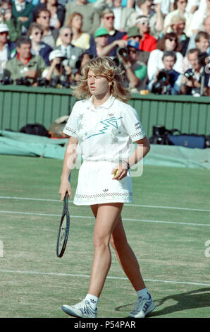 Steffi Graf dargestellt in Aktion in der Wimbledon Damen Singles Finale am 2. Juli 1988. Steffi Graf beats aktuelle 6-mal Titelverteidiger Martina Navratilova, die Wimbledon Damen Singles Finale am 2. Juli 1988 zu gewinnen. Nach Graf nahm eine 5-3 Führung im ersten Satz, Navratilova sechs gerade Spiele, so dass Ihr den ersten Satz zu gewinnen und eine Leitung 2-0 in den zweiten Satz nehmen gewonnen. Graf kam dann zurück gewinnt 12 der nächsten 13 Spiele und das Match. Steffi Graf das erste von 7 Wimbledon singles Titel gewinnt. 1988, 1989, 1991, 1992, 1993, 1995, 1996 Aufnahme der 2. Juli 1988 Stockfoto