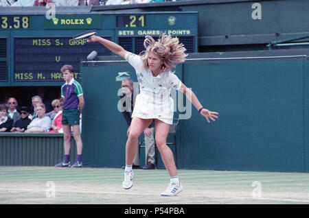 Steffi Graf dargestellt in Aktion in der Wimbledon Damen Singles Finale am 2. Juli 1988. Steffi Graf beats aktuelle 6-mal Titelverteidiger Martina Navratilova, die Wimbledon Damen Singles Finale am 2. Juli 1988 zu gewinnen. Nach Graf nahm eine 5-3 Führung im ersten Satz, Navratilova sechs gerade Spiele, so dass Ihr den ersten Satz zu gewinnen und eine Leitung 2-0 in den zweiten Satz nehmen gewonnen. Graf kam dann zurück gewinnt 12 der nächsten 13 Spiele und das Match. Steffi Graf das erste von 7 Wimbledon singles Titel gewinnt. 1988, 1989, 1991, 1992, 1993, 1995, 1996 Aufnahme der 2. Juli 1988 Stockfoto