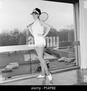 Ted Tinling entworfen 1967 Tennis Mode Collection, London, 5. Januar 1967 tragen. Unser Bild zeigt... Giovana Caruso mit Polokragen und kürzte die Schulterlinie mit gesticktem Strumpfhosen aus Dracron Polyester und Baumwolle. Stockfoto