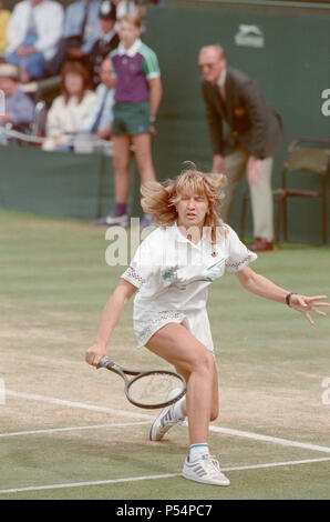 Steffi Graf dargestellt in Aktion in der Wimbledon Damen Singles Finale am 2. Juli 1988. Steffi Graf beats aktuelle 6-mal Titelverteidiger Martina Navratilova, die Wimbledon Damen Singles Finale am 2. Juli 1988 zu gewinnen. Nach Graf nahm eine 5-3 Führung im ersten Satz, Navratilova sechs gerade Spiele, so dass Ihr den ersten Satz zu gewinnen und eine Leitung 2-0 in den zweiten Satz nehmen gewonnen. Graf kam dann zurück gewinnt 12 der nächsten 13 Spiele und das Match. Steffi Graf das erste von 7 Wimbledon singles Titel gewinnt. 1988, 1989, 1991, 1992, 1993, 1995, 1996 Aufnahme der 2. Juli 1988 Stockfoto