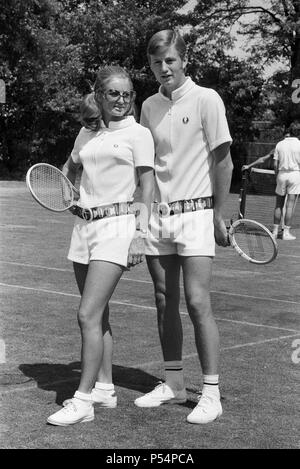 Vor Wimbledon im Hurlingham Club. Unisex Mode von Fred Perry. 21. Juni 1970. Stockfoto