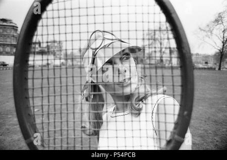 Ted Tinling entworfen 1967 Tennis Mode Collection, London, 5. Januar 1967 tragen. Unser Bild zeigt... Shirley Osborne tragen Ted Tinling shift und Streifenhose in Dracron Polyester und Baumwolle. Stockfoto