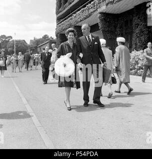 Fred Perry mit seiner Frau Barbara Riese bei Wimbledon Tennis Championships. Bild 27. Juni 1962 getroffen Stockfoto